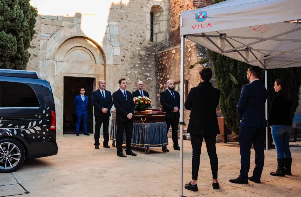 Cérémonie d'obsèques en extérieur organisée par l'entreprise de pompes funèbres Vila.