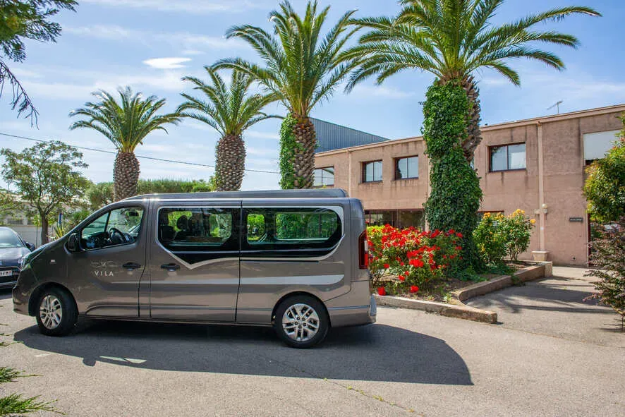 Véhicule de transport funéraire gris stationné devant les locaux de l'entreprise Vila.