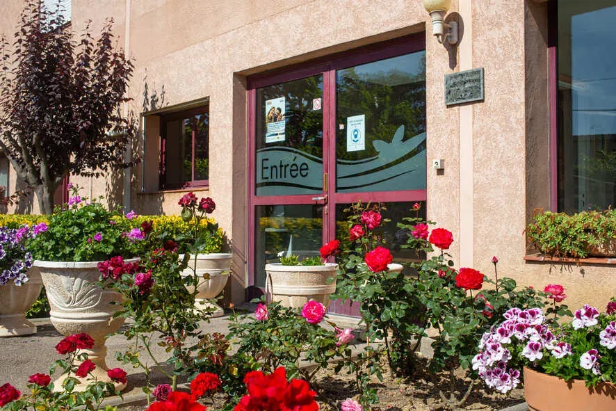 Entrée fleurie d'une chambre funéraire de l'entreprise Vila à Pollestres.
