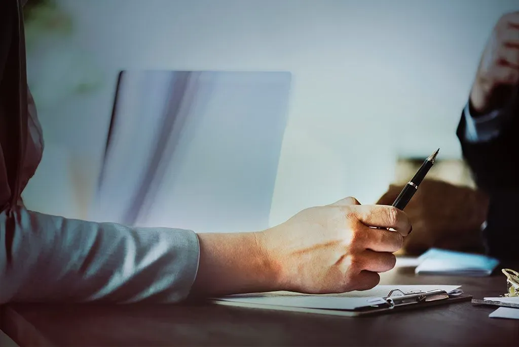 Rédaction d'un avis de décès ou d'un contrat obsèques lors de démarches.